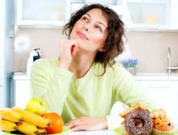 决定是否吃水果或糕点的女人